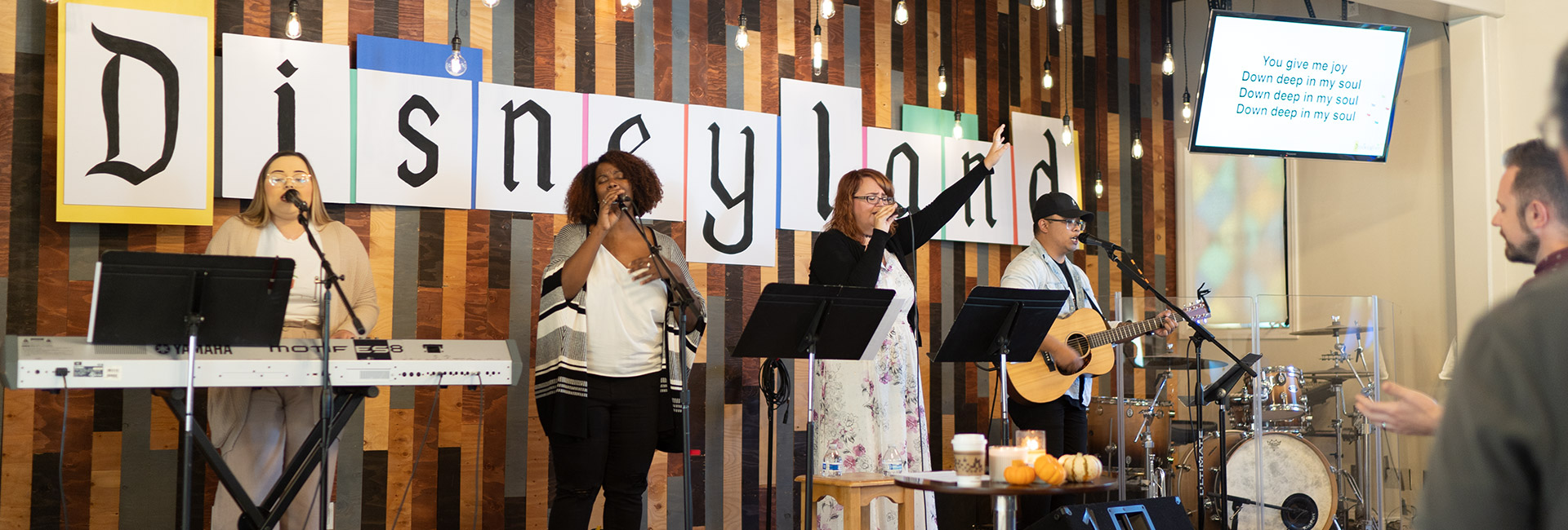 Worship team in Ventura leading Church to praise Jesus